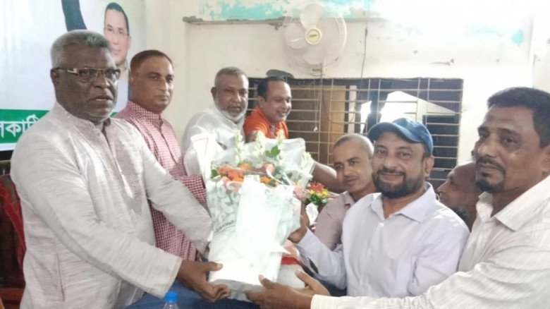 বিএনপির অনুষ্ঠানে আওয়ামী লীগ নেতার ফুলেল শুভেচ্ছা ঘিরে বিতর্ক, কয়েক লাখ টাকার অভিযোগ
