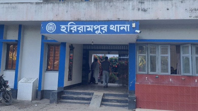 টাকা ছিনতাইয়ের অভিযোগে পুলিশ কর্মকর্তা প্রত্যাহার