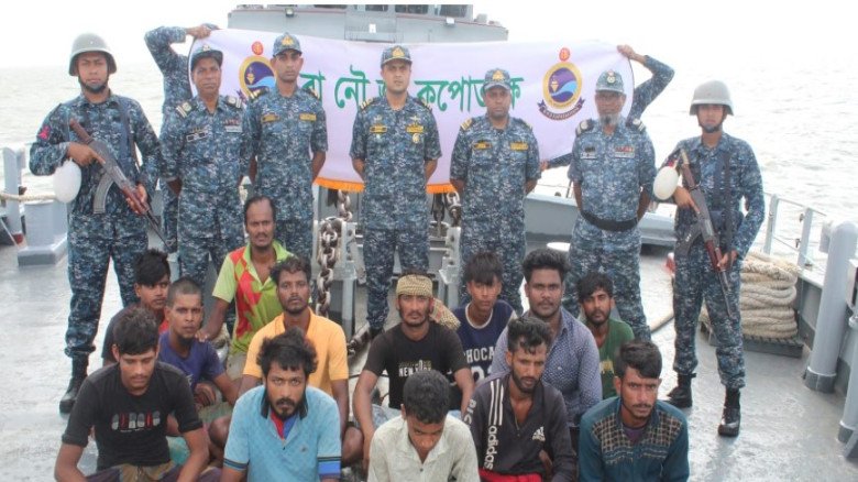 বঙ্গোপসাগরে ইঞ্জিন বিকল বোটসহ ১৬ জেলেকে উদ্ধার করেছে নৌবাহিন
