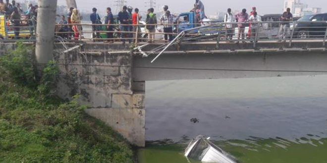 হাতিরঝিলে ব্রিজের রেলিং ভেঙে পানিতে মাইক্রোবাস